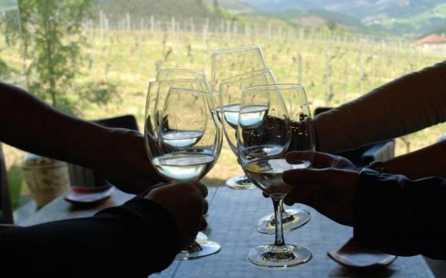 Brindis en la bodega de txakoli Señorío de Astobiza