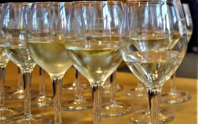 Varias copas de txakolí alavés.