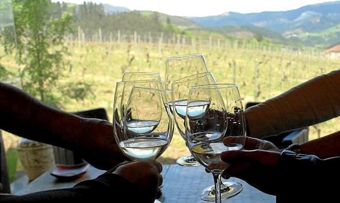 Brindis con txakoli en Okondo. Foto: A. Oiarzabal