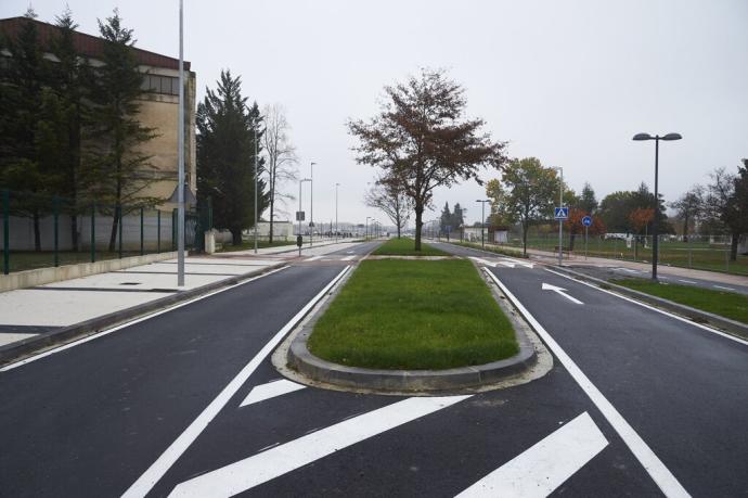 Apertura al tráfico y al tránsito peatonal por las nuevas calles del nuevo vial del sur de Txantrea, en el límite con el futuro parque del Camino de Santiago.