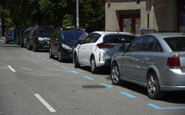 Pintado de la nueva zona azul en la Txantrea.
