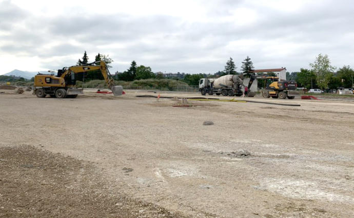 Camiones en las obras de urbanización del entorno del parque sur de Txantrea