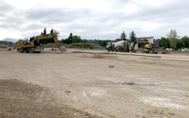 Camiones en las obras de urbanización del entorno del parque sur de Txantrea