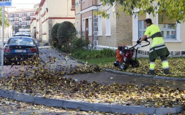 Recogiendo las hojas caídas de los árboles en una calle de la Txantrea. Recogiendo las hojas caídas de los árboles en una calle de la Txantrea.