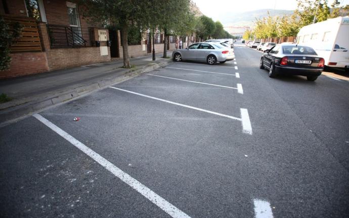 Imagen de la calle Juan de Tarazona, en la Txantrea, con numerosas plazas libres.