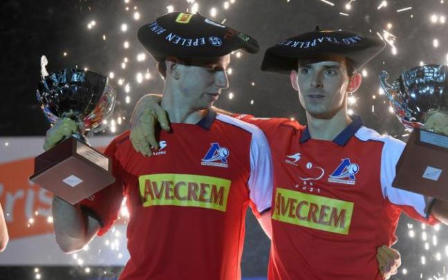 Martija y Altuna III, en el podio con la txapela que les acredita como ganadores del Parejas.