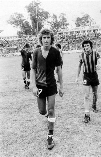 Jorge Alberto Francisco Valdano Castellanos, nació en Las Parejas (Santa Fe) (Argentina) y jugó cuatro temporadas (1975-1979) en el Deportivo Alavés. En la fotografía, febrero de 1974, con la camiseta del Newell's Old Boys Foto: Archivo del autor