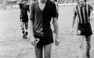 Jorge Alberto Francisco Valdano Castellanos, nació en Las Parejas (Santa Fe) (Argentina) y jugó cuatro temporadas (1975-1979) en el Deportivo Alavés. En la fotografía, febrero de 1974, con la camiseta del Newell's Old Boys Foto: Archivo del autor Jorge Alberto Francisco Valdano Castellanos, nació en Las Parejas (Santa Fe) (Argentina) y jugó cuatro temporadas (1975-1979) en el Deportivo Alavés. En la fotografía, febrero de 1974, con la camiseta del Newell's Old Boys Foto: Archivo del autor