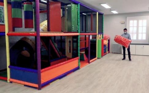 El espacio dispone de toboganes y pista de bolas.