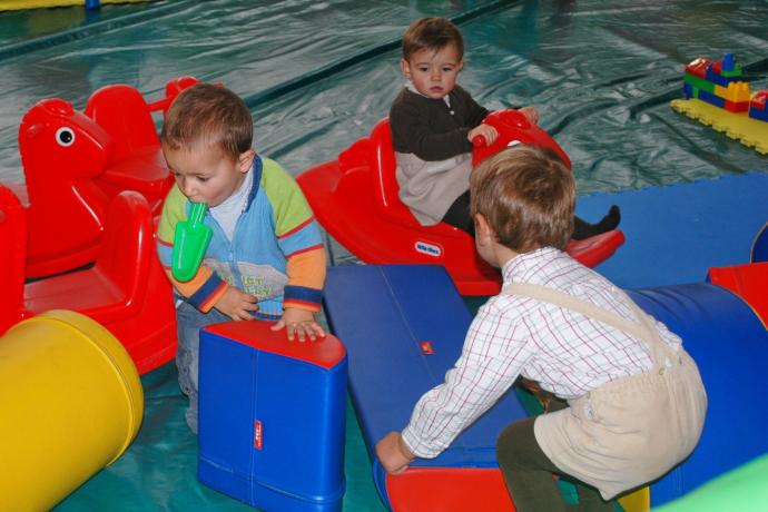 Una imagen de archivo de varios niños jugando en una ludoteca.