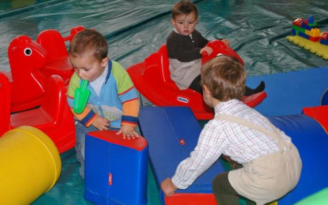 Una imagen de archivo de varios niños jugando en una ludoteca.
