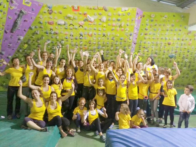 Chicas que escalan en el búlder de Sakoneta, en una actividad por el 8-M.