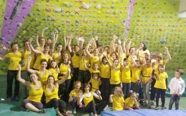 Chicas que escalan en el búlder de Sakoneta, en una actividad por el 8-M.