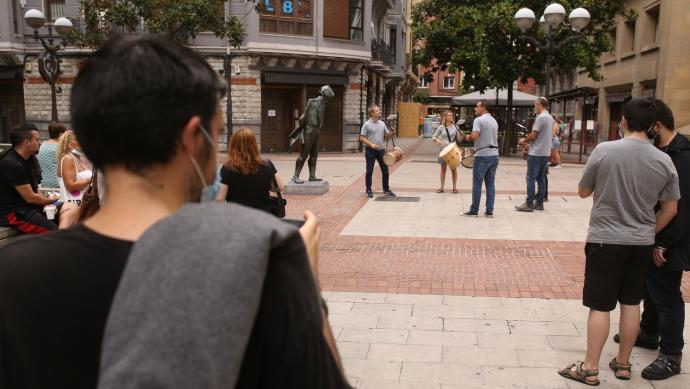 La Banda Municipal de Txistularis hizo las delicias de paseantes y vecinos en la calle Diputación.