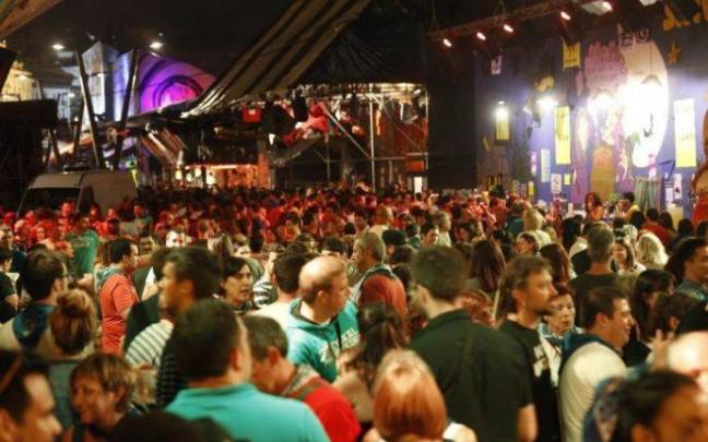 Ambiente nocturno en el recinto de txosnas.