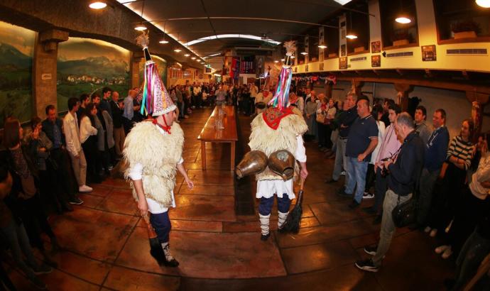 Los joaldunak del barrio de la Milagrosa, en el txotx de la sidrería Kalean Gora.