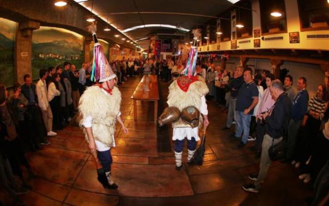 Los joaldunak del barrio de la Milagrosa, en el txotx de la sidrería Kalean Gora. Los joaldunak del barrio de la Milagrosa, en el txotx de la sidrería Kalean Gora.