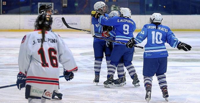 El equipo femenino del Txuri Urdin festeja un gol en un partido de la pasada campaña. Foto: Gorka Estrada