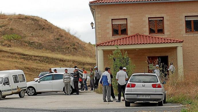 Temporeros llegados a Rioja Alavesa en la puerta exterior de la sede de UAGA.