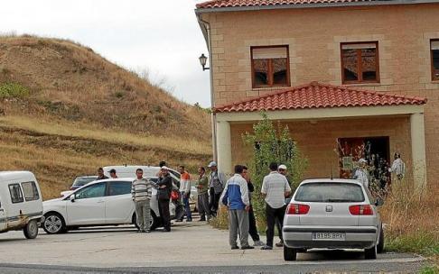 Temporeros llegados a Rioja Alavesa en la puerta exterior de la sede de UAGA.