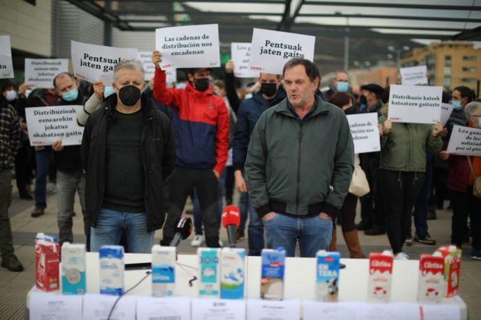 El presidente de UAGN, Félix Bariáin, y el de EHNE, Fermín Gorraiz, durante la protesta.