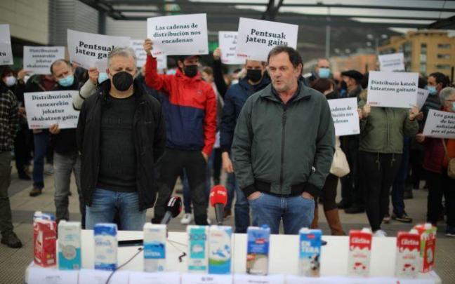 El presidente de UAGN, Félix Bariáin, y el de EHNE, Fermín Gorraiz, durante la protesta. El presidente de UAGN, Félix Bariáin, y el de EHNE, Fermín Gorraiz, durante la protesta.