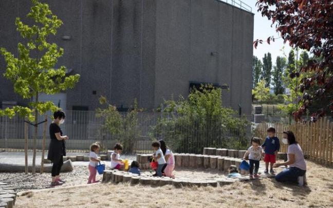 Niños y niñas de la escuela infantil de Mendillorri con dos monitoras en el recreo. Niños y niñas de la escuela infantil de Mendillorri con dos monitoras en el recreo.