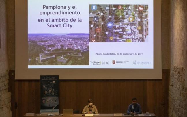 La concejala Elizalde y José Costero, de la Oficina Estratégica, en la presentación de la iniciativa.