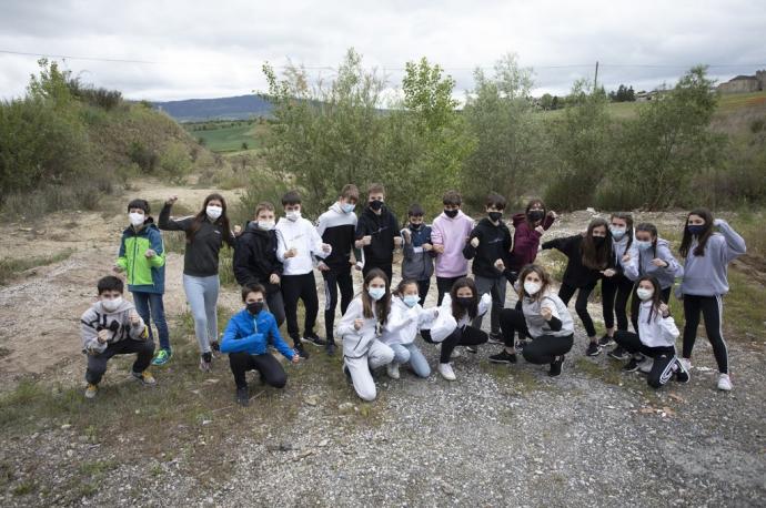 Una pequeña representación del alumnado de 1º de la ESO, junto con su profesora en la zona ya liberada de basura.