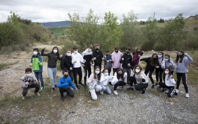 Una pequeña representación del alumnado de 1º de la ESO, junto con su profesora en la zona ya liberada de basura. Una pequeña representación del alumnado de 1º de la ESO, junto con su profesora en la zona ya liberada de basura.
