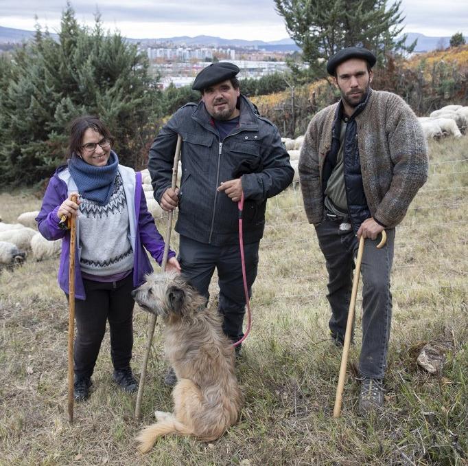 Roberto Urrutia, en el centro con su perro 'Artzai', junto a Mari Mar Agós y el también pastor Raúl Serrano.