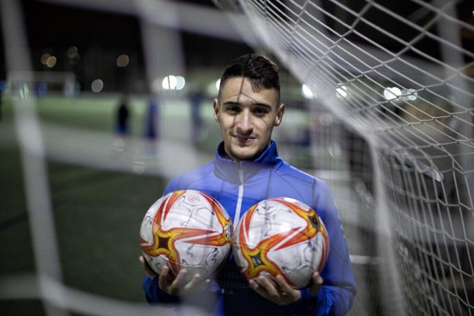 Adrián Santano posa en el campo de fútbol de Sarriguren.