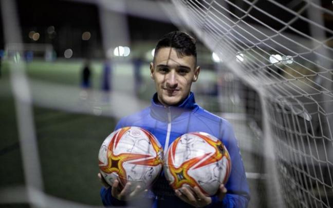 Adrián Santano posa en el campo de fútbol de Sarriguren.