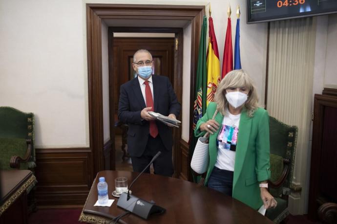 María Caballero y Enrique Maya acceden al salón de plenos desde el despacho del alcalde, al fondo.