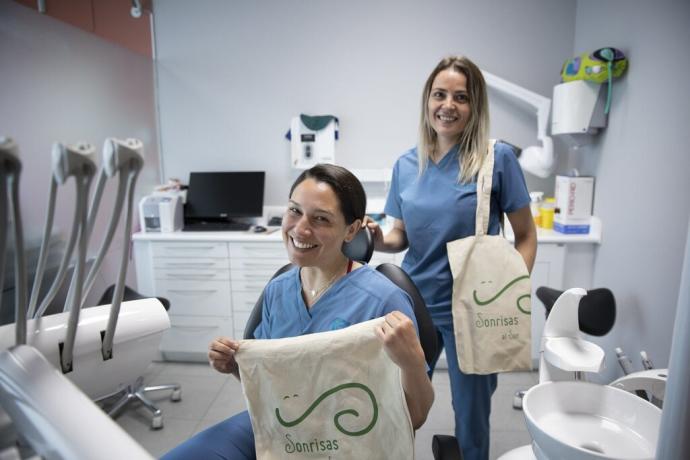 Mariana Areyan y Ainhoa Gómez, en la clínica Divina Pastora de Ansoáin.