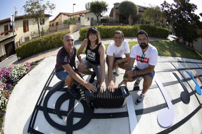Los integrantes del grupo, con la herramienta que ha mejorado el sonido musical de Noáin.