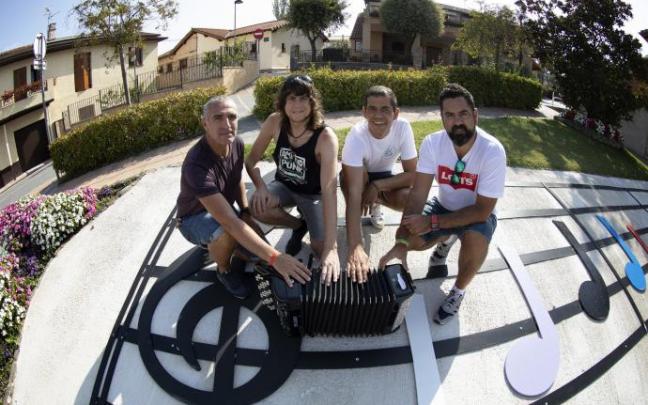 Los integrantes del grupo, con la herramienta que ha mejorado el sonido musical de Noáin. Los integrantes del grupo, con la herramienta que ha mejorado el sonido musical de Noáin.