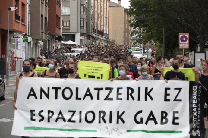 Cientos de personas, en la manifestación de esta tarde a favor del gaztetxe de la Rochapea.