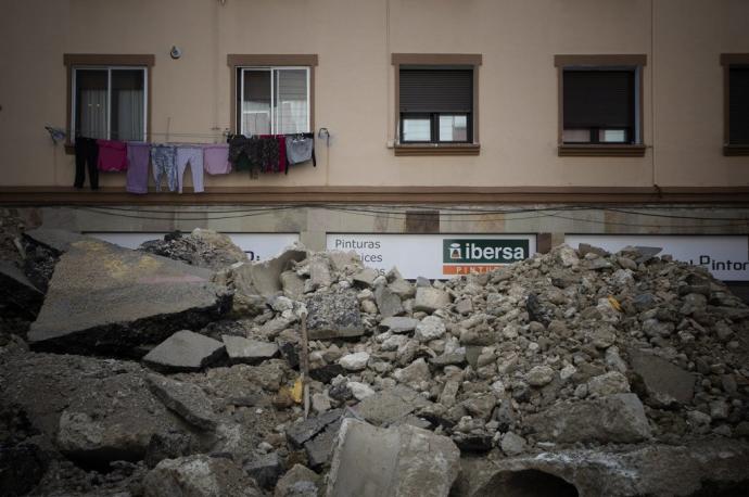 La escombrera de la calle Ezcaroz de varios metros de altura casi llega al primer piso de las viviendas