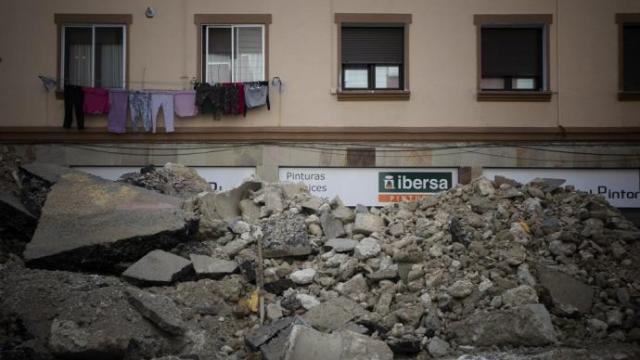 La escombrera de la calle Ezcaroz de varios metros de altura casi llega al primer piso de las viviendas La escombrera de la calle Ezcaroz de varios metros de altura casi llega al primer piso de las viviendas