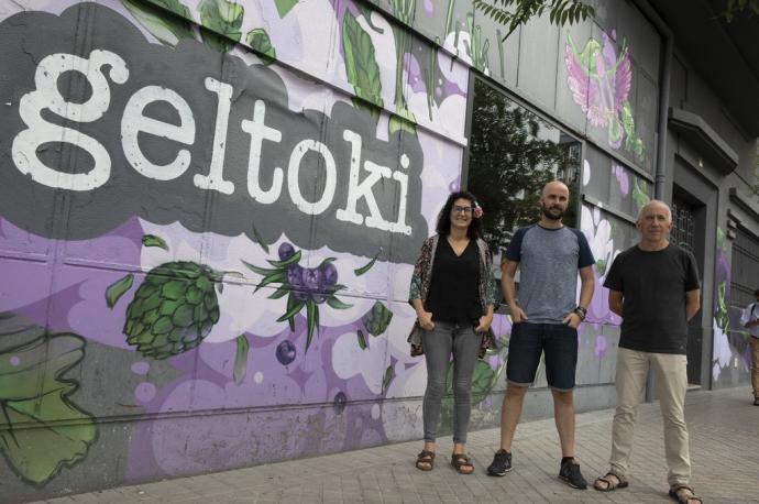 Carlos Rey, presidente de Geltoki, Katrine Guinea y Lander Martínez, los coordinadores.