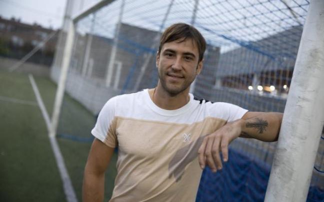Borja Ekiza posa en una de las porterías del campo del Txantrea. Borja Ekiza posa en una de las porterías del campo del Txantrea.