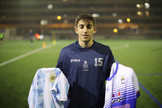 Felipe Burset posa con las camisetas de Argentina y del Burladés en el campo de fútbol de Erripagaña.