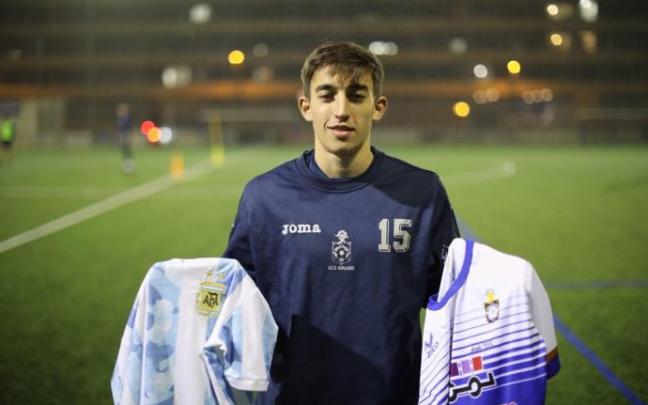 Felipe Burset posa con las camisetas de Argentina y del Burladés en el campo de fútbol de Erripagaña.