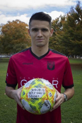 Martín Fuentes posa con el balón firmado por la plantilla del Subiza tras su triplete ante el Beti Onak