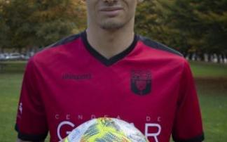 Martín Fuentes posa con el balón firmado por la plantilla del Subiza tras su triplete ante el Beti Onak