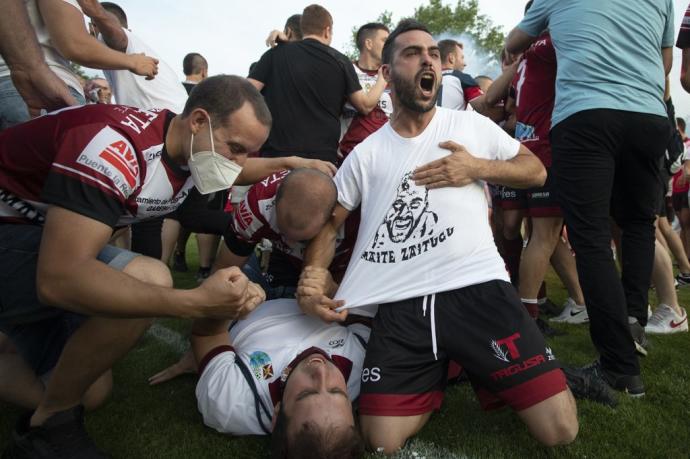 Jugadores y aficionados festejan el triunfo con camisetas en recuerdo de Santxo Lamberto. Fotos: Unai Beroiz