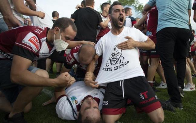 Jugadores y aficionados festejan el triunfo con camisetas en recuerdo de Santxo Lamberto. Fotos: Unai Beroiz
