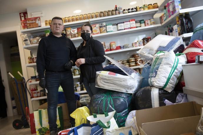 Bohdan Koshovskky y Oksana Koshovska posan en La Tienda de la Esquina de Erripagaña con toda la ayuda humanitaria recogida.