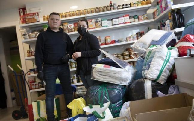 Bohdan Koshovskky y Oksana Koshovska posan en La Tienda de la Esquina de Erripagaña con toda la ayuda humanitaria recogida. Bohdan Koshovskky y Oksana Koshovska posan en La Tienda de la Esquina de Erripagaña con toda la ayuda humanitaria recogida.